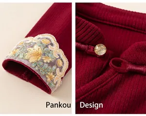 Dettaglio vestito rosso in maglia con ricami floreali e bottoni a nodo cinese fatti a mano