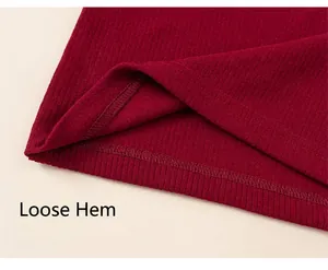 Dettaglio dell'orlo in maglia a costine rosso scuro con cuciture a doppio ago rifinite