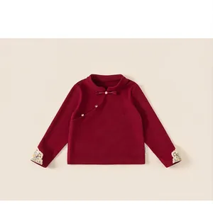 Dettaglio del gilet rosso in stile cinese con ricamo floreale e bottoni a nodo