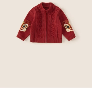 Détail du cardigan en tricot rouge avec broderies de danse du lion chinois et fermeture