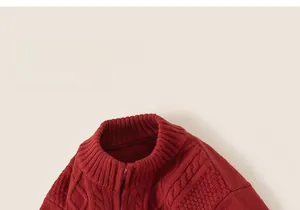 Détail du pull en maille torsadée rouge avec col montant et fermeture éclair en métal