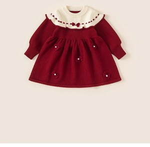 Détails de la robe en tricot rouge pour fille avec nœuds en perles et col à volants