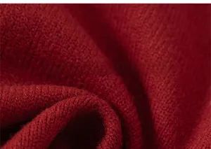 Vue macro de la texture de maille bordeaux douce montrant des coutures de qualité