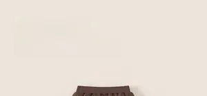 Détail d'un pantalon enfant en polaire marron foncé avec taille élastique et broderie