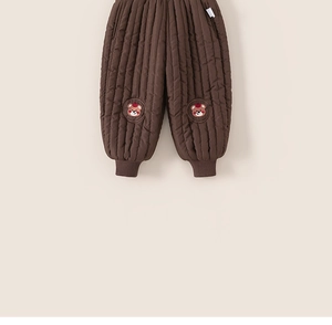 Détail du pantalon matelassé marron pour enfants avec écussons ours et bords-côtes