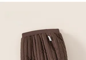 Détail du pantalon d'hiver matelassé marron foncé pour enfants avec taille élastique