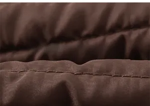 Gros plan du tissu matelassé marron avec coutures soignées et texture sergée du pantalon