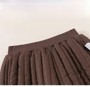 Détail de pantalon matelassé d'hiver pour enfant avec taille élastique large en marron