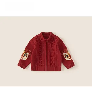 Détail du cardigan festif rouge pour enfant avec broderie traditionnelle de danse du lion
