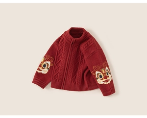 Détail du cardigan rouge festif avec broderie de danse du lion et texture torsadée