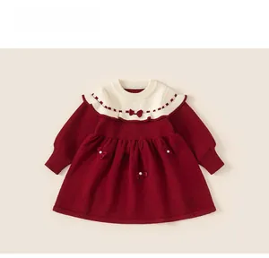Vue détaillée robe en tricot bordeaux pour fille avec col contrasté et perles décoratives