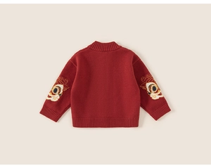 Détail du pull festif rouge pour enfants avec broderie de danse du lion aux manches