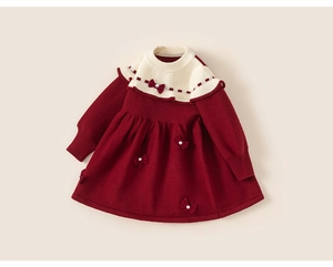 Détails du tricot de la robe rouge pour fille avec col à volants et nœuds en perles