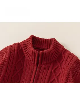 Détail d'un pull en maille torsadée rouge foncé avec col montant et fermeture éclair