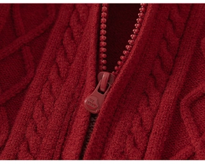 Détail macro de la maille torsadée rouge et de la fermeture éclair du pull