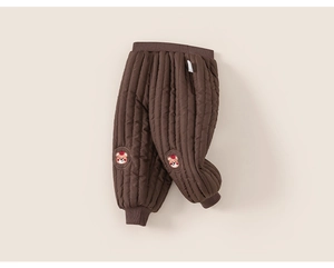 Détail du pantalon d'hiver matelassé marron pour enfants avec écusson ours et bords-côtes