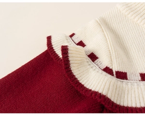 Détail de robe en tricot rouge avec col à volants crème et texture douce et fine