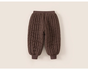 Vue détaillée du pantalon matelassé marron foncé avec taille élastique et bords-côtes