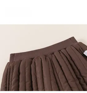 Détail du pantalon matelassé marron foncé avec une taille élastique côtelée