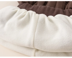 Détail d'un pantalon en velours côtelé pour enfant avec doublure polaire épaisse et taille
