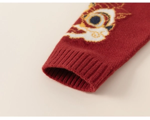Macro d'un pull en maille rouge avec broderie festive de danse du lion et bords-côtes