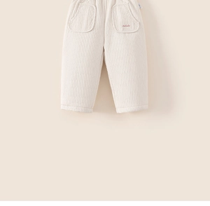 Détail de la texture matelassée verticale et broderie sur la poche du pantalon d'hiver