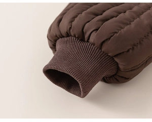 Gros plan d'un pantalon rembourré marron avec poignets élastiques et texture matelassée