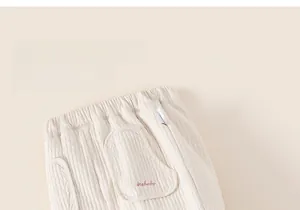 Détail du pantalon matelassé pour bambin avec taille élastique et broderie de marque