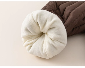 Gros plan du tissu matelassé marron avec doublure épaisse en polaire sherpa beige