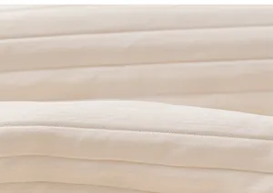 Gros plan du tissu matelassé beige pour pantalon enfant avec texture thermique