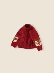 Pull en tricot rouge pour enfants avec zip et broderie lion pour les fêtes