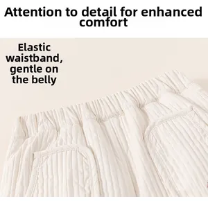 Détail du pantalon matelassé pour enfant avec taille élastique et coutures fines