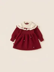 Robe tricotée rouge pour filles avec col blanc contrasté et nœuds ornés de perles