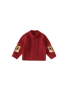 Cardigan rouge pour enfants avec broderie lion festive et col montant en maille côtelée