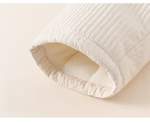 Vue détaillée du pantalon d'hiver pour fille avec tissu matelassé et doublure en polaire