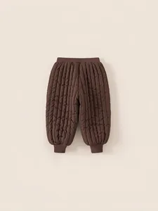 Pantalon matelassé marron foncé pour enfants avec texture à rayures et bords-côtes