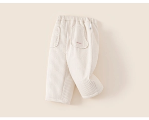 Détail du pantalon d'hiver matelassé pour enfant avec poches et broderie logo soignée