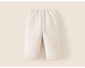 Vue détaillée du pantalon matelassé crème pour enfant avec surpiqûres et taille élastique