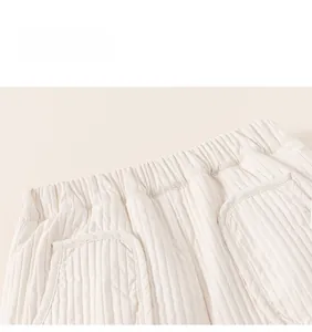 Détail de la taille élastique et des poches sur le pantalon matelassé d'hiver