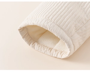 Détail d'un pantalon matelassé blanc cassé chaud avec doublure sherpa et poignets élastiques