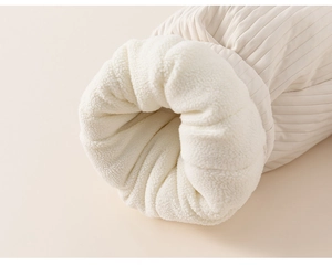 Détail de poignets côtelés avec doublure épaisse en polaire pour pantalon d'enfant