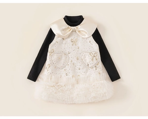 Détail de robe en tweed pour fille avec poches cœur, ourlet dentelle et haut noir