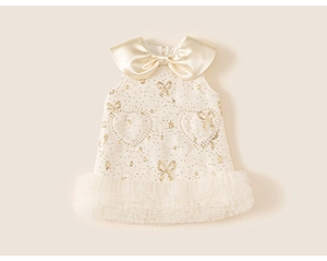 Détail de robe en tweed pour filles avec nœud en satin et poches cœur perle
