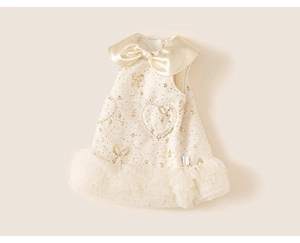 Détail de la robe en tweed crème pour filles avec cœur en perles et jupe en tulle doux