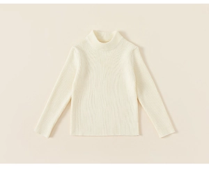 Détail d'un pull en maille côtelée crème pour fille avec texture fine et col roulé