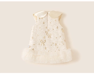 Détail de la robe crème pour filles avec paillettes dorées et ourlet en tulle