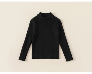 Détail d'un pull en maille côtelée noire pour enfant avec un design à col montant