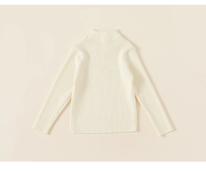 Détail d'un pull en tricot côtelé crème pour filles avec un col montant doux et confortable