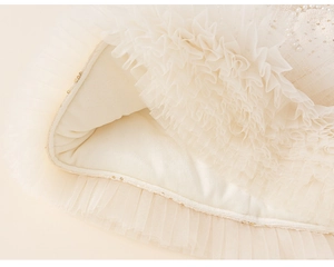 Détail d'une robe d'hiver pour fille avec tulle à paillettes et doublure en polaire douce