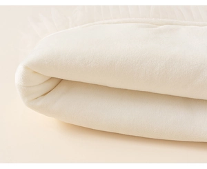 Détail du tissu en peluche blanc doux avec des volants en dentelle multicouches délicats